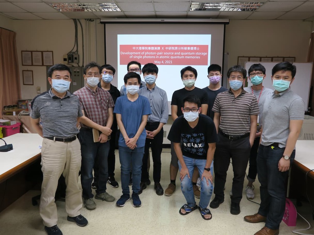 中央研究院原子與分子科學研究所蔡秉儒博士(左六)與中大理學院深談量子科學。