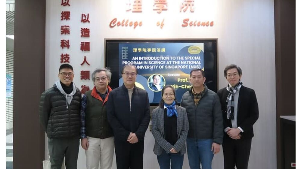 大合照。新加坡大學Prof. Liou Yih-Cherng主任 (左三) 與 理學院院長(右三)、物理系陳俞融主任(右二)、化學系吳國暉老師(右一)、理學院學士班楊宗勳主任(左二)、光電系王智明老師(右一) / 理學院提供
