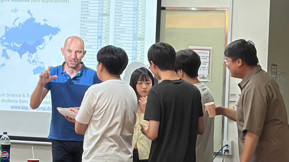 Photons & Possibilities:吃得一口 Pizza,說得一口 量子科技與國際學程