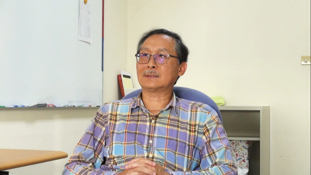 程思誠教授畢業於耶魯大學應用物理所，但其實程教授也是本校物理學系的大學長喔！