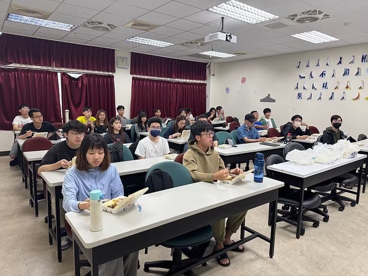 統計所EMI社群學生一同分享EMI修課經驗