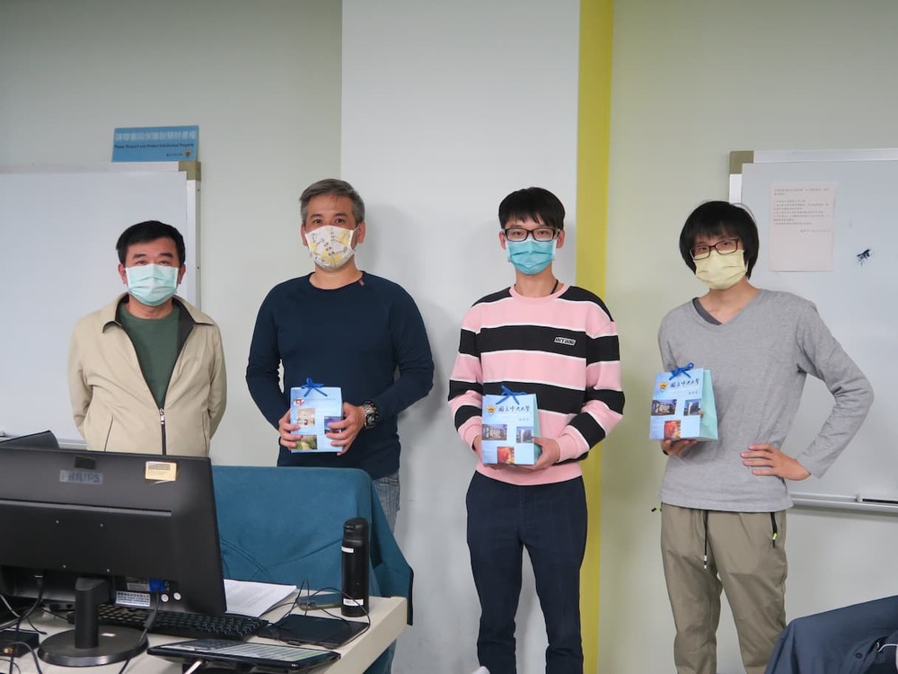 中央大學理學院林宗泰院長(左一)邀請台大IBM量子電腦中心張晏瑞講師(左二)，講授量子電腦教育課程。